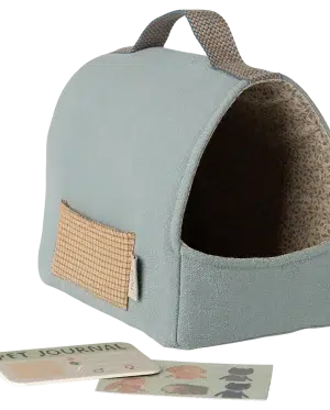 Maileg - Pet carrier - Dusty blue SS26